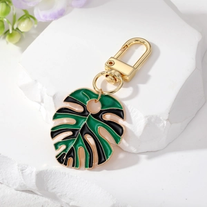 Porte-clés feuille de Monstera chic en alliage doré avec détails en émail vert et noir