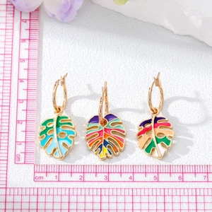Boucles d'oreilles ethniques en émail feuille de Monstera avec design ajouré coloré