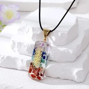 Collana geometrica in resina con pietre chakra su base di pietra naturale