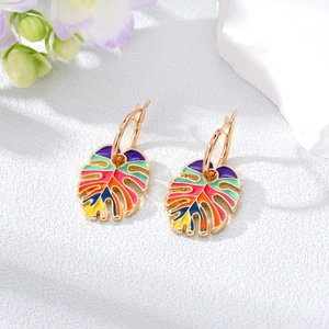 Boucles d'oreilles monstera en alliage avec émail coloré et pendentifs feuilles évidées