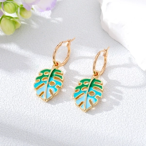 Boucles d'oreilles ethniques en alliage feuille de monstera avec dégradé émail bleu-vert