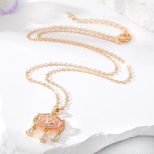 Vintage halsketting met roze steen en gouden slot hanger in elegante retro stijl