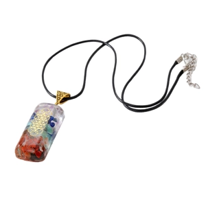 Collana con pendente Orgone con pietre dei chakra e fiore della vita su cordino nero