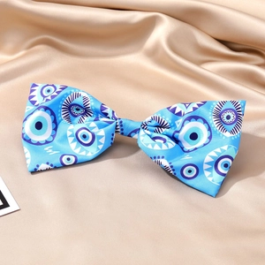 Barrette à cheveux élégante en soie bleu clair avec motif œil grec sur tissu satiné