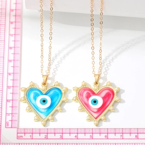Collier pendentif œil maléfique en forme de cœur doré avec émail coloré et perles