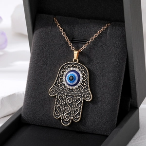 Collier Main de Fatma dorée avec pendentif œil bleu maléfique et strass scintillants