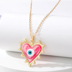 Détail du pendentif cœur avec motif rose, œil maléfique et perles blanches