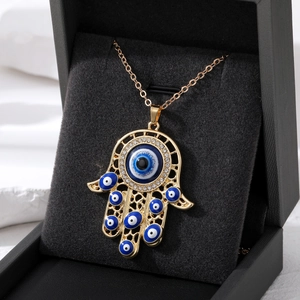 Collier Main de Fatma vintage avec pendentif œil bleu sur boîte en velours