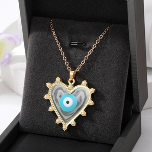 Collier cœur doré avec motif œil protecteur, effet marbré et perles élégantes