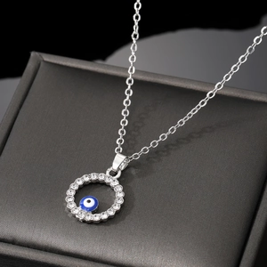 Collana d'argento con ciondolo occhio blu e zirconi bianchi con design circolare