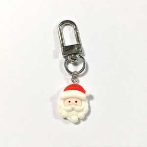 Simpatico portachiavi Babbo Natale con cappello rosso e dettagli in resina 3D su anello D