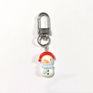 Portachiavi pupazzo di neve in resina con cappello rosso e sciarpa blu su anello