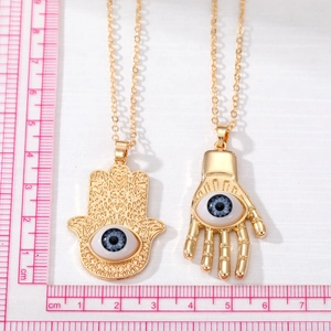 Collier Main de Fatma et Mauvais Œil doré bohème avec détails gravés complexes