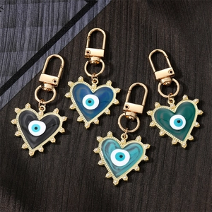 Porte-clés Cœur Mauvais Œil Charme de Sac en Alliage Plaqué Or Pendentif en Émail Avec Künstliche Perle d'Imitation Bijoux pour Femmes
