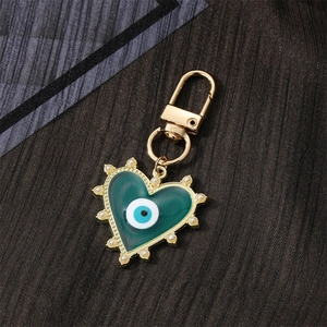 Porte-clés cœur vert avec œil porte-bonheur, perles et mousqueton doré élégant