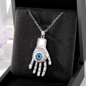 Détail macro du pendentif paume avec œil protecteur en alliage sur velours noir