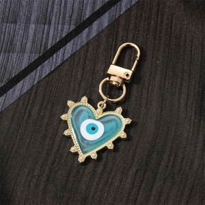 Détail macro du porte-clés cœur œil protecteur avec texture marbrée bleue et fermoir doré