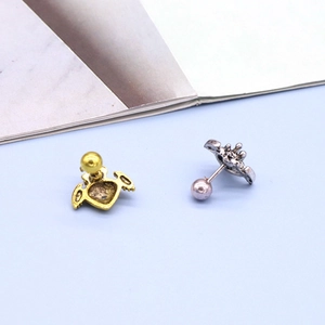 Détail de broches cœur ailé vintage en finition or et argent avec couronne orbitale