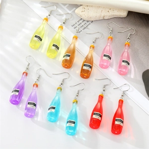 Boucles d'Oreilles Pendantes Créatives en Résine Bouteille de Vin pour Femmes Simulation de Bouteille d'Alcool Colorée Bijoux