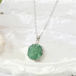Vintage ketting met groene druzy steen, rond natuurlijk kristal en zilveren ketting