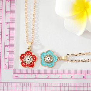 Collares vintage de flor con ojo del mal y pedrería brillante en una cadena dorada