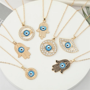 Collier Pendentif Main de Fatma et Mauvais Œil en Alliage Doré Vintage Bijoux Ethniques avec Strass Bleus Ajouré