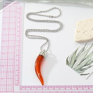Collier punk avec pendentif piment en résine orange et chaîne à billes argentée