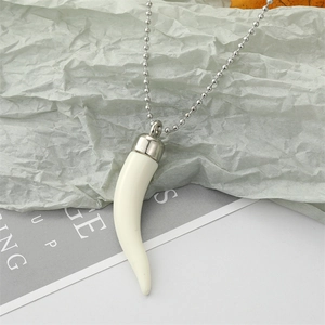 Collier punk européen avec pendentif piment en résine ivoire et chaîne à boules argent