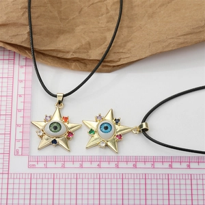 Collier pendentif étoile œil du démon avec strass colorés sur un cordon noir tressé