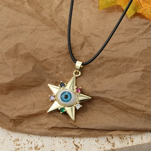 Collier pendentif étoile avec œil maléfique et strass colorés sur cordon noir tressé