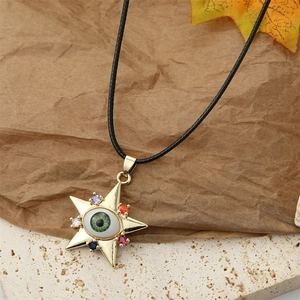 Collier étoile œil du démon avec strass colorés sur pendentif en alliage et cordon noir