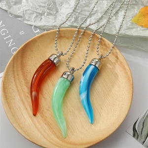 Colliers avec pendentifs piment en résine colorée ambre, vert et bleu sur chaîne billes