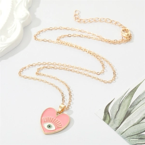 Collier vintage doré avec pendentif cœur rose émaillé et motif œil maléfique