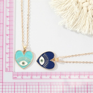 Collier pendentif œil maléfique en forme de cœur rétro avec émail coloré sur chaîne dorée
