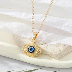 Gouden Turkse Evil Eye hanger ketting met geometrische gravure op een stenen basis