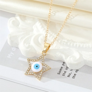 Collier étoile mauvais œil doré avec zircons sur soie blanche et relief vintage