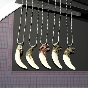 Ensemble détaillé de colliers punk rétro avec dents de loup et gravures métalliques antiques