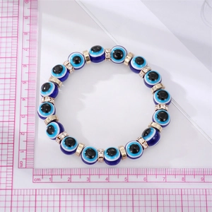 Détail du bracelet de perles Evil Eye avec perles bleues et séparateurs dorés brillants