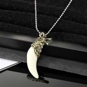 Collier homme pendentif dent de loup punk vintage avec finition bronze sur chaîne à billes