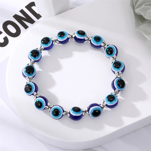 Gros plan de perles œil bleu et intercalaires tournesol argentés sur le bracelet