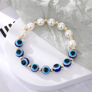 Bracelet fait main avec perles œil grec bleues et perles blanches élégantes