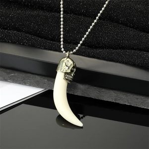 Collier punk gothique avec crâne antique et pendentif dent de loup sur chaîne à billes