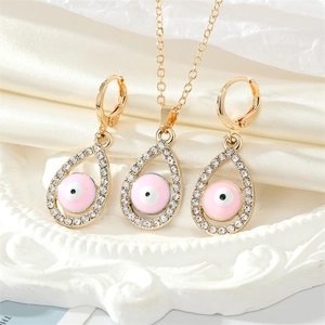 Conjunto de joyas ojo del mal dorado en forma de gota con piedras rosas y cristales en seda