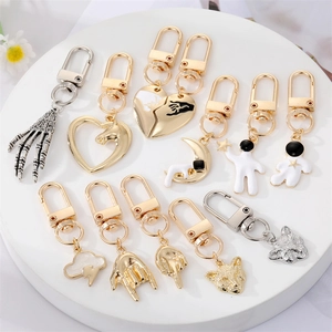 Alloy Astronaut Leopard Heart Gesture Keychain Creative Enamel Spaceman Panther Bag Charm Pendant Fashion Key Accessory