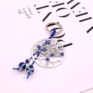 Détail du porte-clés Arbre de Vie avec des perles bleues Nazar et une structure en métal argenté