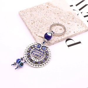 Détail du porte-clés hibou avec l'œil du mal bleu et cordon tressé ethnique
