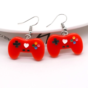 Detailaufnahme roter Game-Controller-Ohrring mit schwarzen Tasten und weißem Herzmuster
