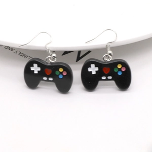 Nahaufnahme der schwarzen Game-Controller-Ohrringe mit bunten Tasten und Haken