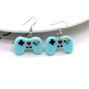 Detailaufnahme der hellblauen Gaming-Controller-Ohrringe aus Harz mit bunten Knöpfen