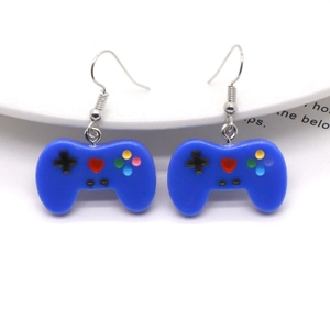 Detailsicht blauer Harz-Spielcontroller-Ohrhänger mit silbernen Metallhaken